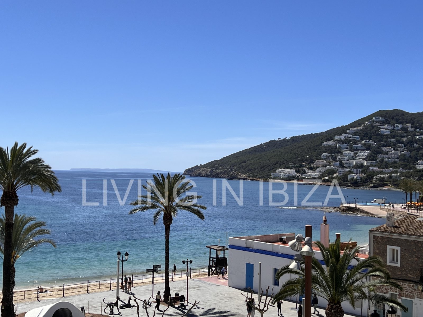 Zu verkaufen. Exklusive Wohnung im Zentrum von Santa Eulàlia del Río, Ibiza Zum Verkauf steht ein elegantes und helles Haus in einer der privilegierte Zu verkaufen. Exklusive Wohnung im Zentrum von Santa Eulàlia del Río, Ibiza Zum Verkauf steht ein elegantes und helles Haus in einer der privilegierte