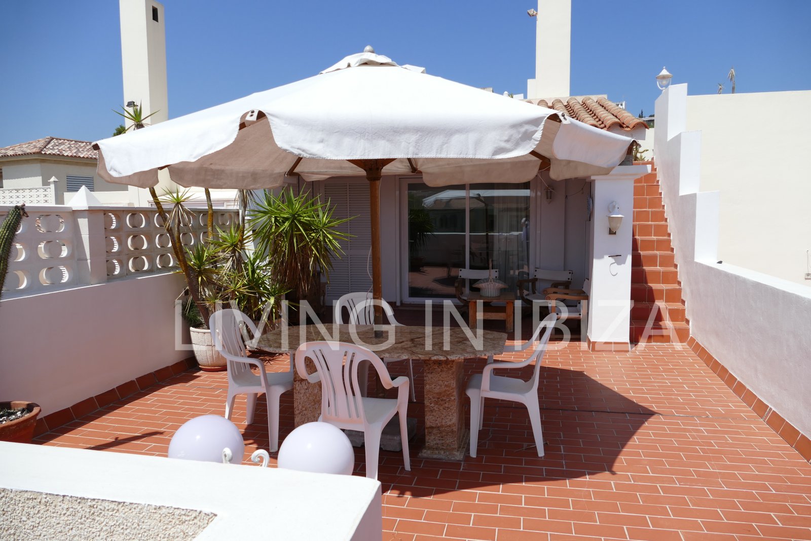 Zu verkaufen: Helles Penthouse mit zwei Terrassen und 360-Grad-Ausblick im Zentrum von Santa Eulalia del Río auf Ibiza. Optional 1 / 2 Parkplätze Zu verkaufen: Helles Penthouse mit zwei Terrassen und 360-Grad-Ausblick im Zentrum von Santa Eulalia del Río auf Ibiza. Optional 1 / 2 Parkplätze