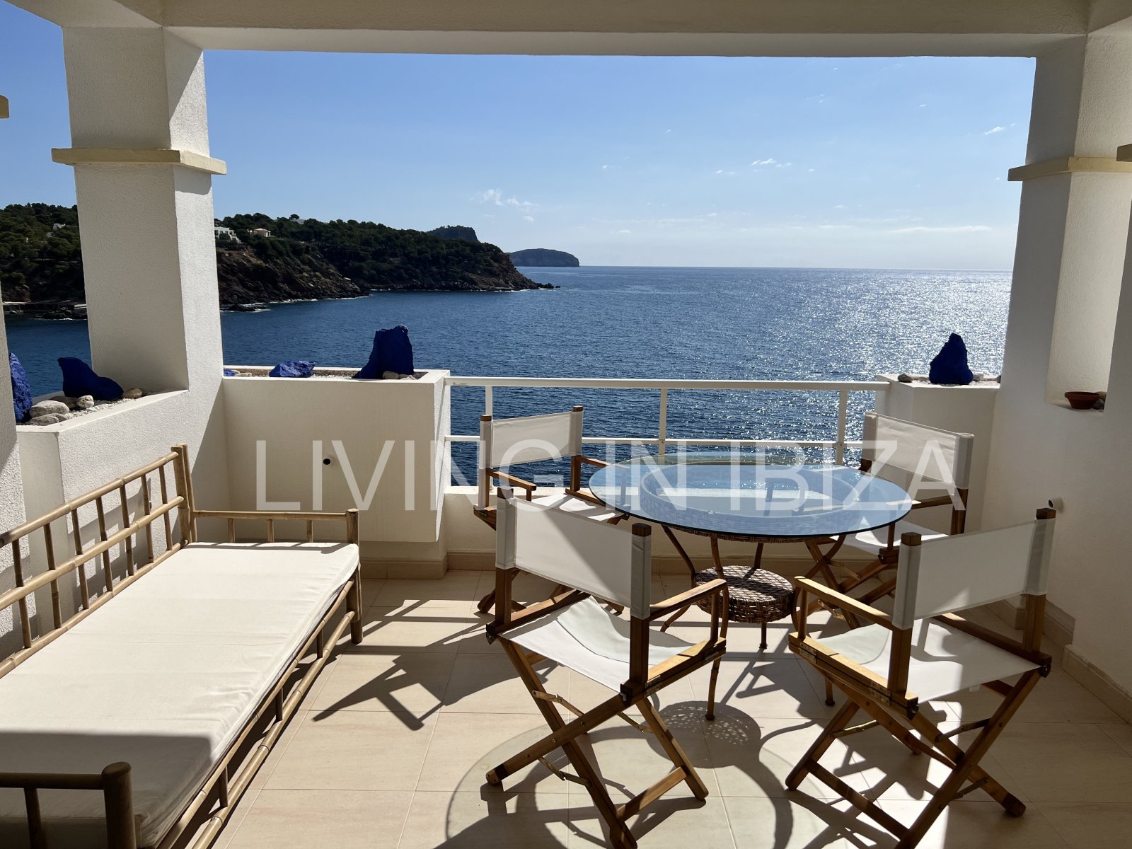 Wohnung zur verkaufen, mit Blick auf die Bucht von Cala Llenya, auf der Insel Ibiza. Modern möbliertes Wohnung zur verkaufen, mit Blick auf die Bucht von Cala Llenya, auf der Insel Ibiza. Modern möbliertes