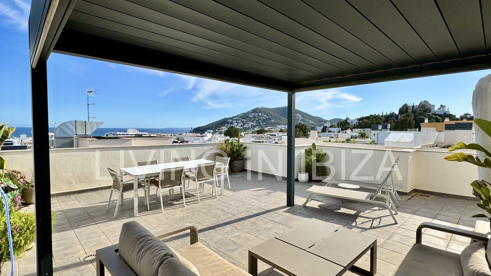 FORMENTERA VIEWS – Exklusives Design-Penthouse mit Meerblick in Ibiza, in einer luxuriösen Wohnanlage in der Stadt Santa Eulalia del Rio FORMENTERA VIEWS – Exklusives Design-Penthouse mit Meerblick in Ibiza, in einer luxuriösen Wohnanlage in der Stadt Santa Eulalia del Rio