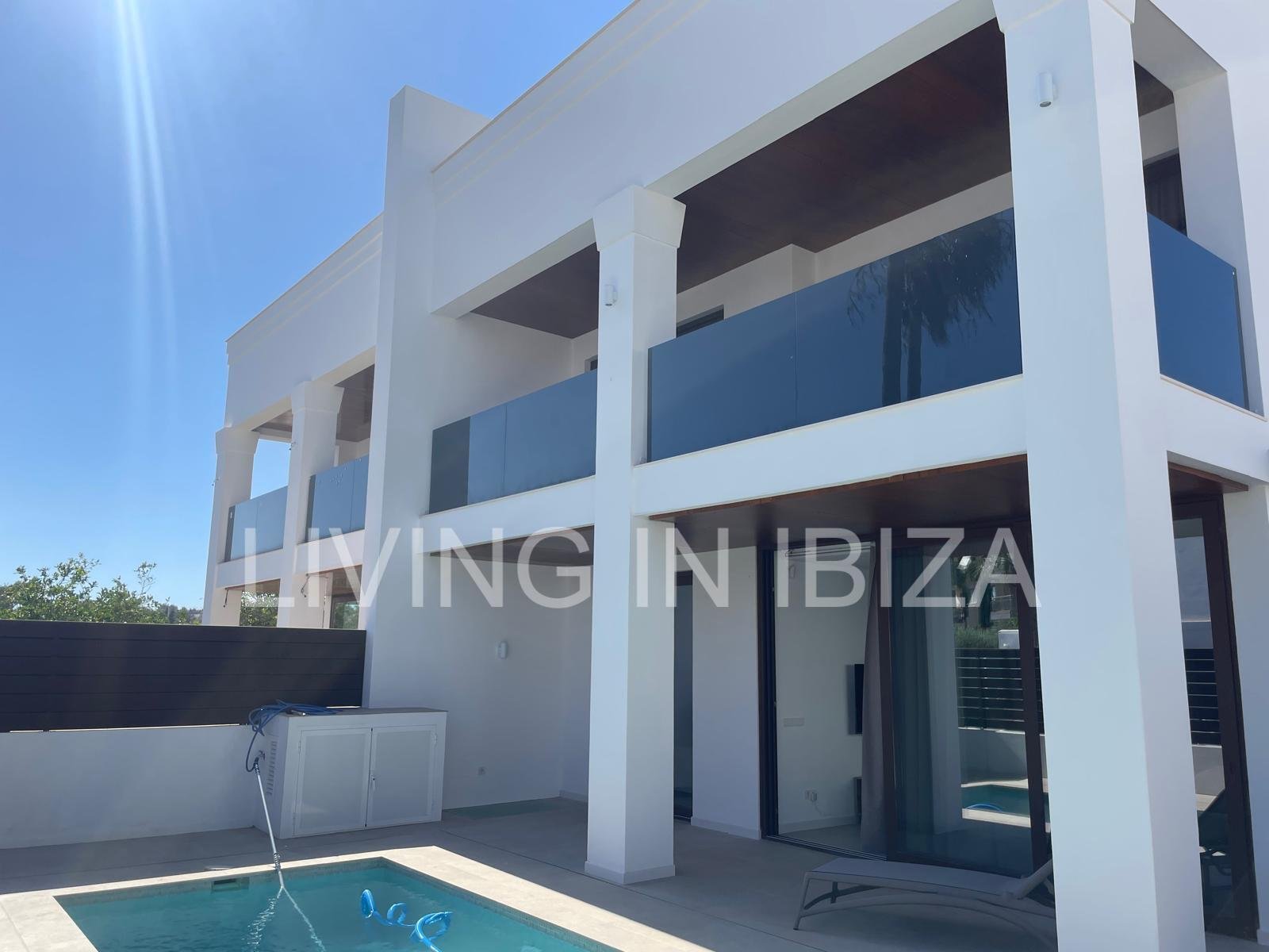 Langfristige Vermietung. Luxuriöses Triplex-Reihenhaus im Herzen von Santa Eulàlia des Riu, nur eine Minute vom Strand und der Promenade entfernt. Langfristige Vermietung. Luxuriöses Triplex-Reihenhaus im Herzen von Santa Eulàlia des Riu, nur eine Minute vom Strand und der Promenade entfernt.