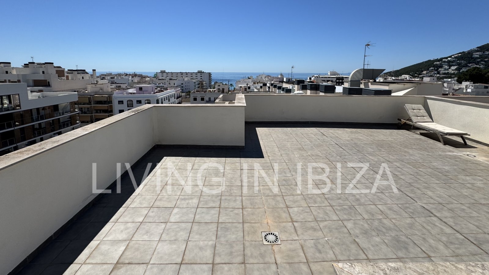 Exklusives Penthouse (Erstbezug 2022) mit privater Dachterrasse, offenem Weitblick bis zum Meer und nach Formentera, nur etwa 300 Meter vom Strand Exklusives Penthouse (Erstbezug 2022) mit privater Dachterrasse, offenem Weitblick bis zum Meer und nach Formentera, nur etwa 300 Meter vom Strand