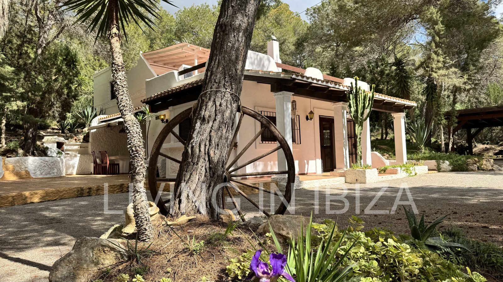 Charmantes Haus zum Verkauf mit privatem Pool und großem Grundstück in Santa Eulària, Ibiza. Charmantes Haus zum Verkauf mit privatem Pool und großem Grundstück in Santa Eulària, Ibiza.
