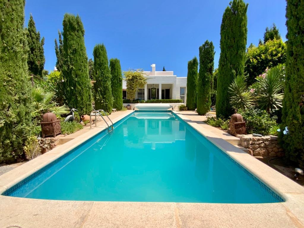 La Maison for sale: a charming three-bedroom villa in Cala Llenya, Ibiza. It has a heated pool and is located just a few metres from Cala Nova beach. La Maison for sale: a charming three-bedroom villa in Cala Llenya, Ibiza. It has a heated pool and is located just a few metres from Cala Nova beach.